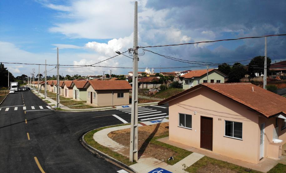 Trinta e quatro famílias que viviam em casas em situação precária ou áreas de risco em Rio Azul, na região Centro-Sul do Paraná, receberam nesta sexta-feira (09) novas moradias do Governo do Estado Carlos Massa Ratinho Junior. A inauguração do conjunto habitacional e entrega das chaves contou com a participação do governador Carlos Massa Ratinho Junior e o prefeito Leandro Jasinski.