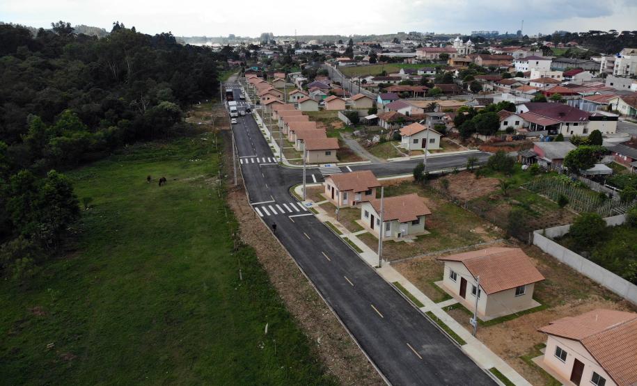 Trinta e quatro famílias que viviam em casas em situação precária ou áreas de risco em Rio Azul, na região Centro-Sul do Paraná, receberam nesta sexta-feira (09) novas moradias do Governo do Estado Carlos Massa Ratinho Junior. A inauguração do conjunto habitacional e entrega das chaves contou com a participação do governador Carlos Massa Ratinho Junior e o prefeito Leandro Jasinski.