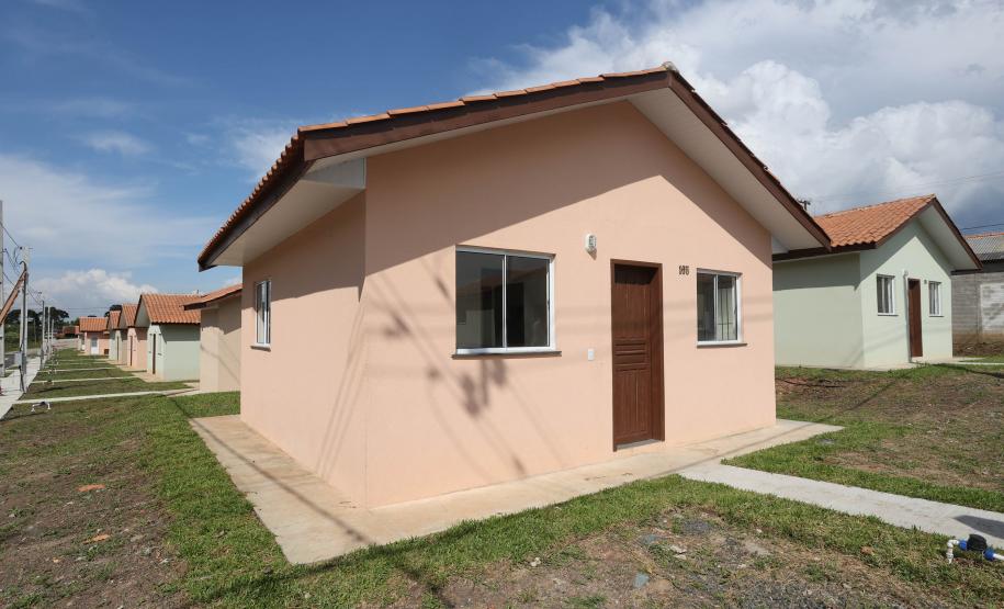 Trinta e quatro famílias que viviam em casas em situação precária ou áreas de risco em Rio Azul, na região Centro-Sul do Paraná, receberam nesta sexta-feira (09) novas moradias do Governo do Estado Carlos Massa Ratinho Junior. A inauguração do conjunto habitacional e entrega das chaves contou com a participação do governador Carlos Massa Ratinho Junior e o prefeito Leandro Jasinski.