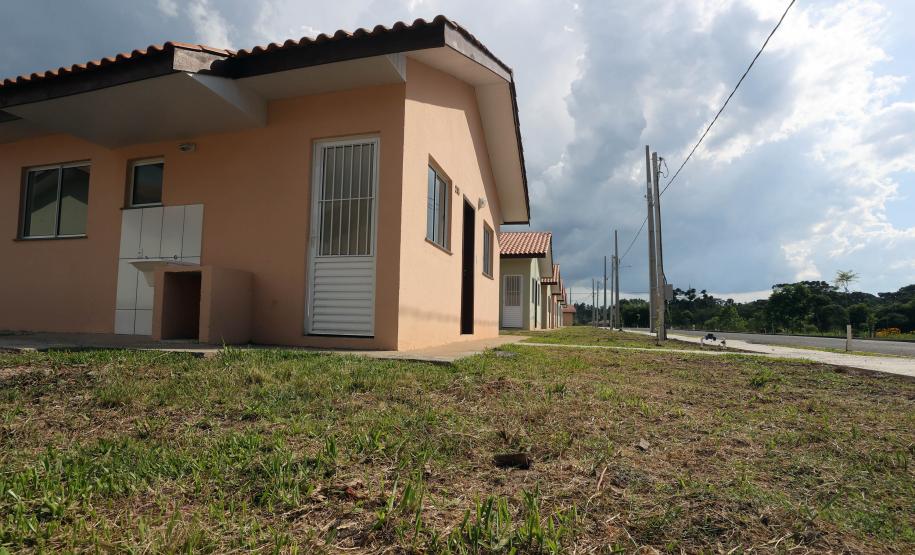 Trinta e quatro famílias que viviam em casas em situação precária ou áreas de risco em Rio Azul, na região Centro-Sul do Paraná, receberam nesta sexta-feira (09) novas moradias do Governo do Estado Carlos Massa Ratinho Junior. A inauguração do conjunto habitacional e entrega das chaves contou com a participação do governador Carlos Massa Ratinho Junior e o prefeito Leandro Jasinski.