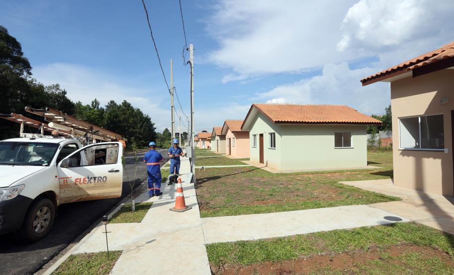 Trinta e quatro famílias que viviam em casas em situação precária ou áreas de risco em Rio Azul, na região Centro-Sul do Paraná, receberam nesta sexta-feira (09) novas moradias do Governo do Estado Carlos Massa Ratinho Junior. A inauguração do conjunto habitacional e entrega das chaves contou com a participação do governador Carlos Massa Ratinho Junior e o prefeito Leandro Jasinski.