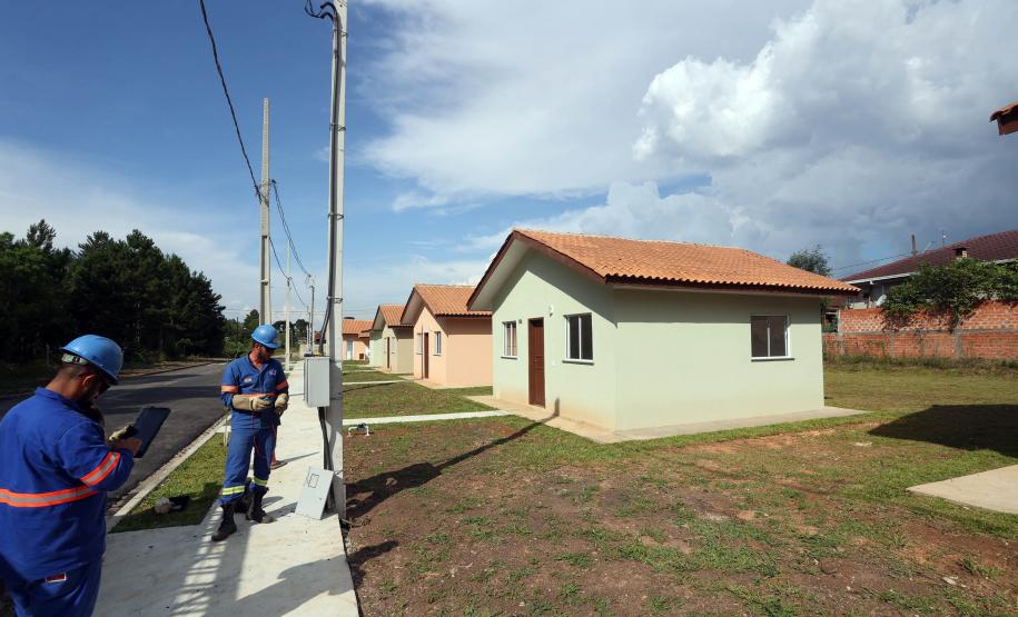 Trinta e quatro famílias que viviam em casas em situação precária ou áreas de risco em Rio Azul, na região Centro-Sul do Paraná, receberam nesta sexta-feira (09) novas moradias do Governo do Estado Carlos Massa Ratinho Junior. A inauguração do conjunto habitacional e entrega das chaves contou com a participação do governador Carlos Massa Ratinho Junior e o prefeito Leandro Jasinski.