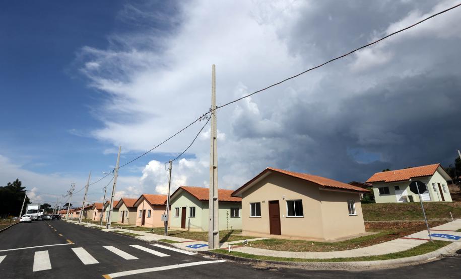 Trinta e quatro famílias que viviam em casas em situação precária ou áreas de risco em Rio Azul, na região Centro-Sul do Paraná, receberam nesta sexta-feira (09) novas moradias do Governo do Estado Carlos Massa Ratinho Junior. A inauguração do conjunto habitacional e entrega das chaves contou com a participação do governador Carlos Massa Ratinho Junior e o prefeito Leandro Jasinski.