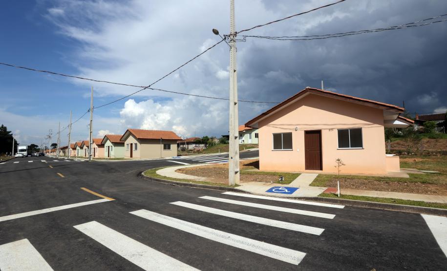 Trinta e quatro famílias que viviam em casas em situação precária ou áreas de risco em Rio Azul, na região Centro-Sul do Paraná, receberam nesta sexta-feira (09) novas moradias do Governo do Estado Carlos Massa Ratinho Junior. A inauguração do conjunto habitacional e entrega das chaves contou com a participação do governador Carlos Massa Ratinho Junior e o prefeito Leandro Jasinski.