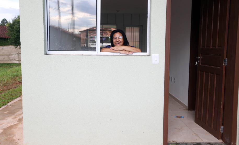 Trinta e quatro famílias que viviam em casas em situação precária ou áreas de risco em Rio Azul, na região Centro-Sul do Paraná, receberam nesta sexta-feira (09) novas moradias do Governo do Estado Carlos Massa Ratinho Junior. A inauguração do conjunto habitacional e entrega das chaves contou com a participação do governador Carlos Massa Ratinho Junior e o prefeito Leandro Jasinski.