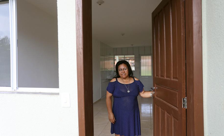 Trinta e quatro famílias que viviam em casas em situação precária ou áreas de risco em Rio Azul, na região Centro-Sul do Paraná, receberam nesta sexta-feira (09) novas moradias do Governo do Estado Carlos Massa Ratinho Junior. A inauguração do conjunto habitacional e entrega das chaves contou com a participação do governador Carlos Massa Ratinho Junior e o prefeito Leandro Jasinski.