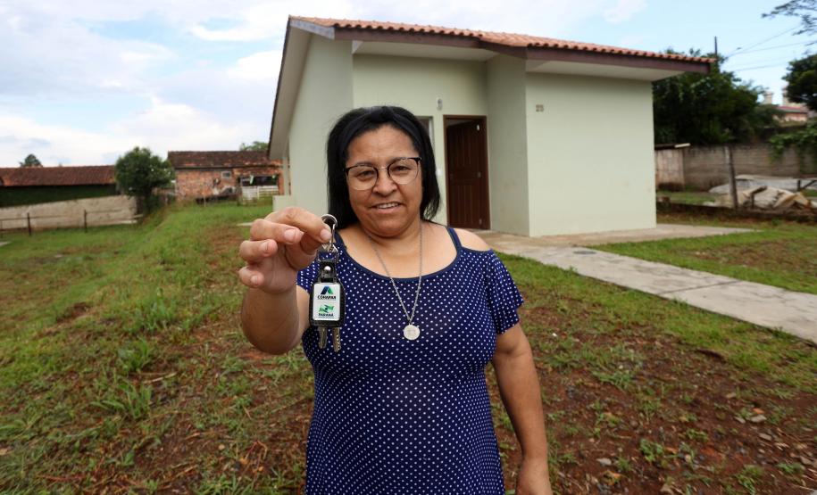 Trinta e quatro famílias que viviam em casas em situação precária ou áreas de risco em Rio Azul, na região Centro-Sul do Paraná, receberam nesta sexta-feira (09) novas moradias do Governo do Estado Carlos Massa Ratinho Junior. A inauguração do conjunto habitacional e entrega das chaves contou com a participação do governador Carlos Massa Ratinho Junior e o prefeito Leandro Jasinski.