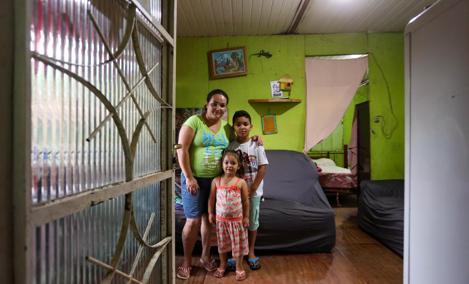 Trinta e quatro famílias que viviam em casas em situação precária ou áreas de risco em Rio Azul, na região Centro-Sul do Paraná, receberam nesta sexta-feira (09) novas moradias do Governo do Estado Carlos Massa Ratinho Junior. A inauguração do conjunto habitacional e entrega das chaves contou com a participação do governador Carlos Massa Ratinho Junior e o prefeito Leandro Jasinski.