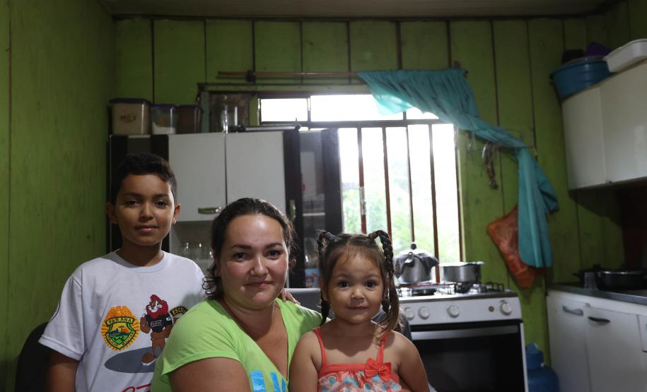 Trinta e quatro famílias que viviam em casas em situação precária ou áreas de risco em Rio Azul, na região Centro-Sul do Paraná, receberam nesta sexta-feira (09) novas moradias do Governo do Estado Carlos Massa Ratinho Junior. A inauguração do conjunto habitacional e entrega das chaves contou com a participação do governador Carlos Massa Ratinho Junior e o prefeito Leandro Jasinski.