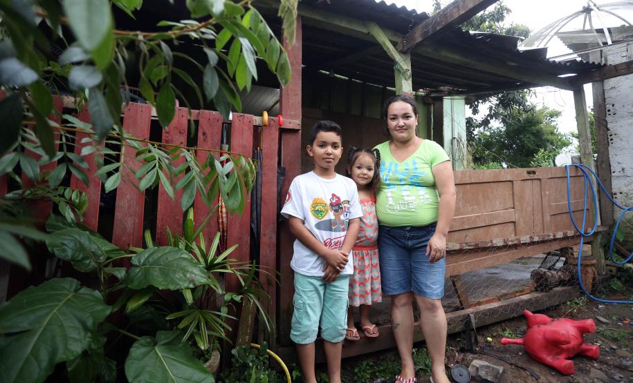 Trinta e quatro famílias que viviam em casas em situação precária ou áreas de risco em Rio Azul, na região Centro-Sul do Paraná, receberam nesta sexta-feira (09) novas moradias do Governo do Estado Carlos Massa Ratinho Junior. A inauguração do conjunto habitacional e entrega das chaves contou com a participação do governador Carlos Massa Ratinho Junior e o prefeito Leandro Jasinski.