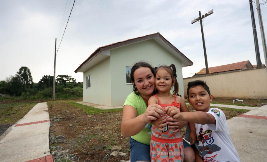 Trinta e quatro famílias que viviam em casas em situação precária ou áreas de risco em Rio Azul, na região Centro-Sul do Paraná, receberam nesta sexta-feira (09) novas moradias do Governo do Estado Carlos Massa Ratinho Junior. A inauguração do conjunto habitacional e entrega das chaves contou com a participação do governador Carlos Massa Ratinho Junior e o prefeito Leandro Jasinski.