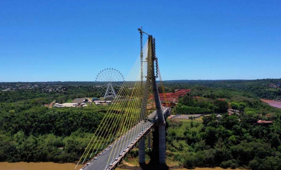 Governador Ratinho Junior faz última vistoria na Ponte da Integração, que está concluída