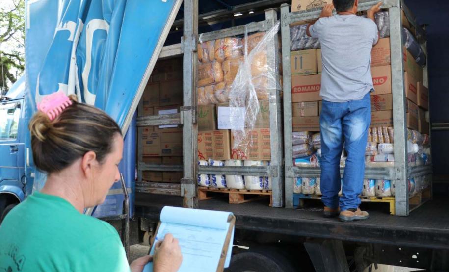 Governo inicia entrega de alimentos não perecíveis para merenda em 2,1 mil escolas