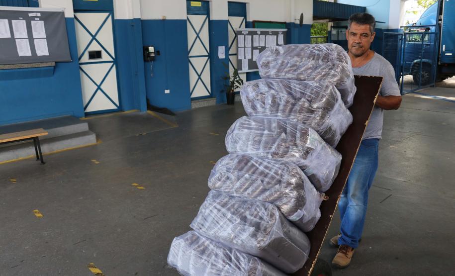 Governo inicia entrega de alimentos não perecíveis para merenda em 2,1 mil escolas