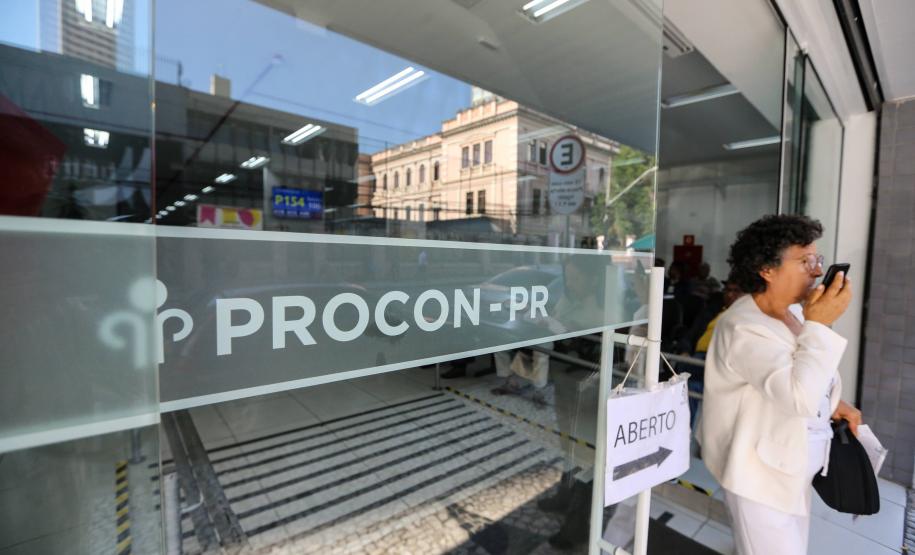 Procon-PR alerta para golpes envolvendo repasses do governo federal a famílias