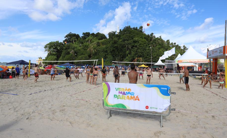 Campeonato de vôlei de praia, bodyboarding e jogos na água agitam Litoral no fim de semana
