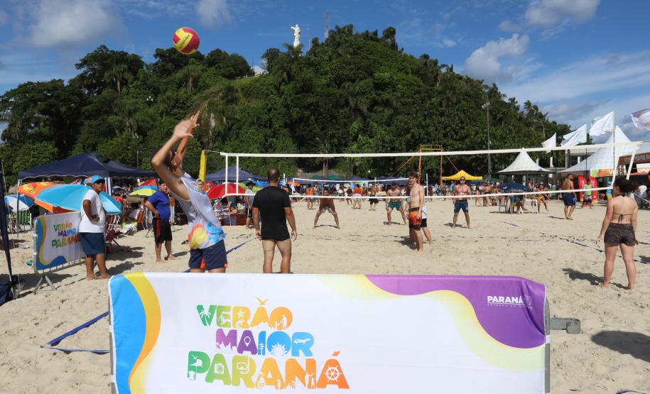 Campeonato de vôlei de praia, bodyboarding e jogos na água agitam Litoral no fim de semana