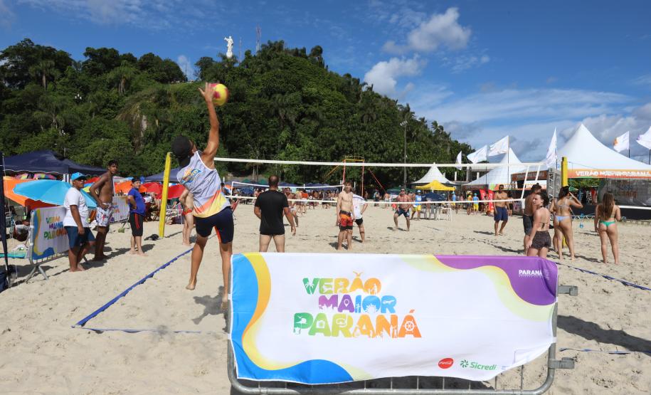 Campeonato de vôlei de praia, bodyboarding e jogos na água agitam Litoral no fim de semana