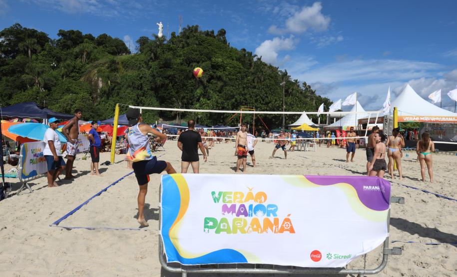 Campeonato de vôlei de praia, bodyboarding e jogos na água agitam Litoral no fim de semana