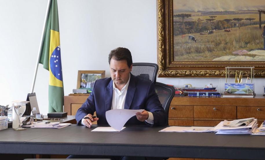 Governador sanciona lei que garante reajuste no Piso Salarial do Paraná