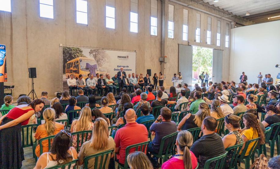 Sete municípios da Grande Curitiba recebem 14 novos ônibus para reforço no transporte escolar