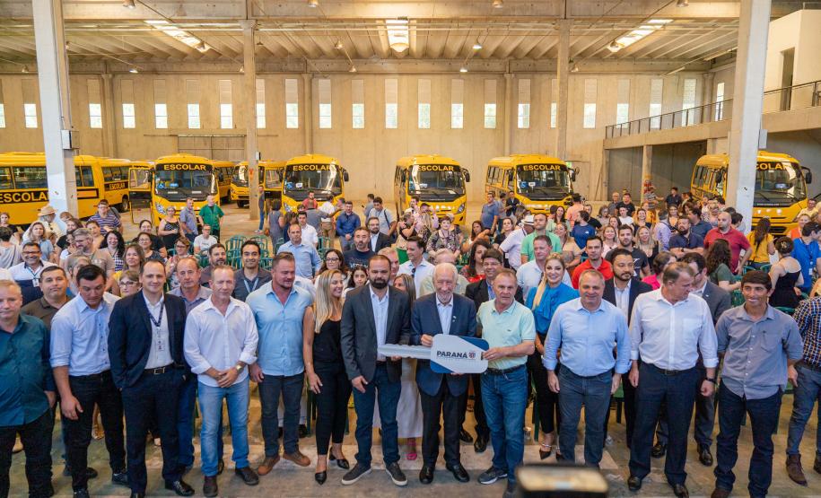 Sete municípios da Grande Curitiba recebem 14 novos ônibus para reforço no transporte escolar