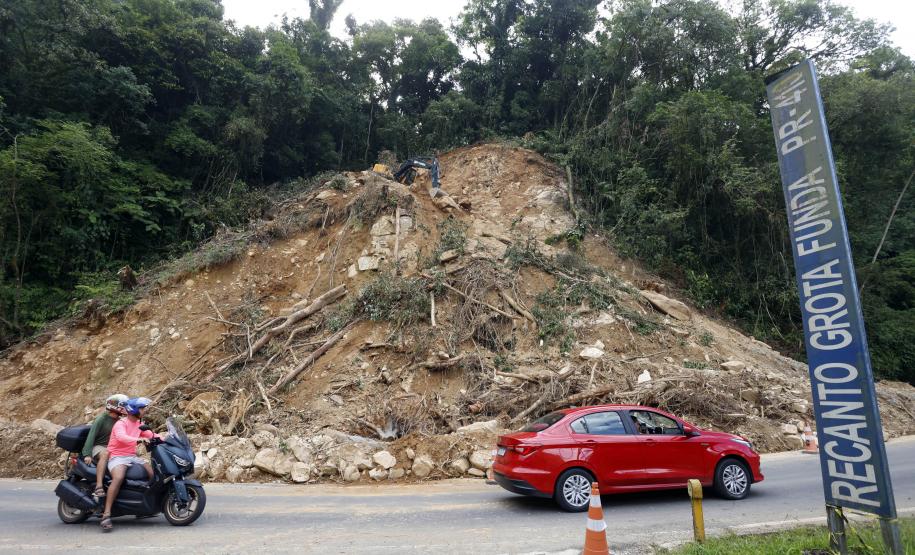 Estrada da Graciosa - obras de recuperação da Estrada da Graciosa, depois dos desmoronamentos causados pelas chuvas