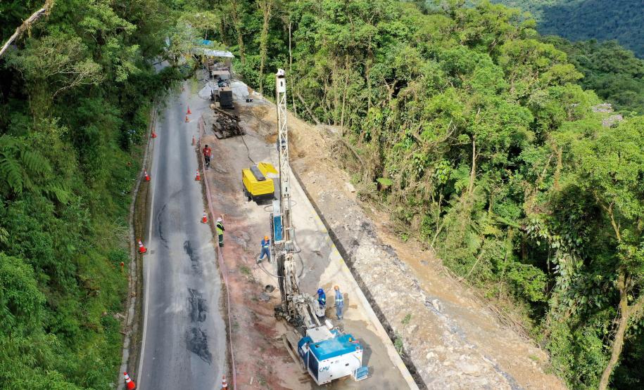Estrada da Graciosa - obras de recuperação da Estrada da Graciosa, depois dos desmoronamentos causados pelas chuvas