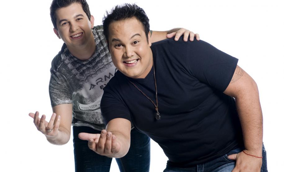 A dupla Jeann & Julio se apresenta em Pontal do Paraná.