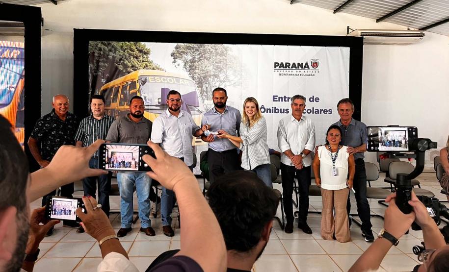 Estado entrega 24 novos ônibus escolares a municípios do Norte do Paraná