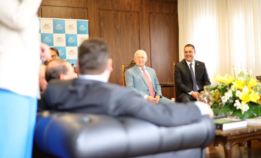 Na abertura dos trabalhos, governador entrega balanço de 2022 à Assembleia