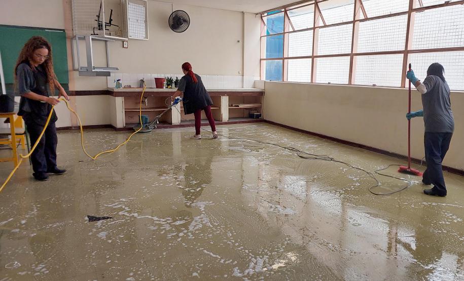 Colégios estaduais se preparam para volta às aulas, que acontece na próxima segunda-feira.