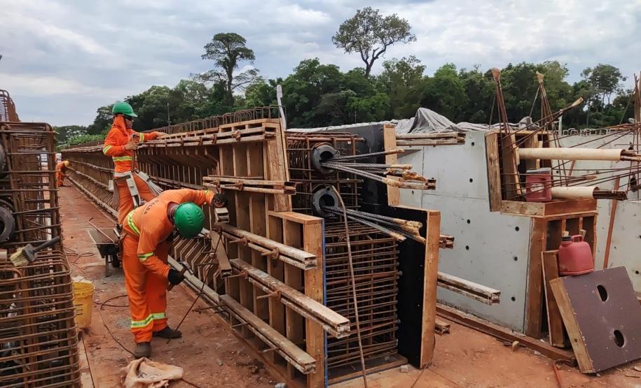 Com obras em viaduto e terraplanagem, duplicação da Rodovia das Cataratas avança