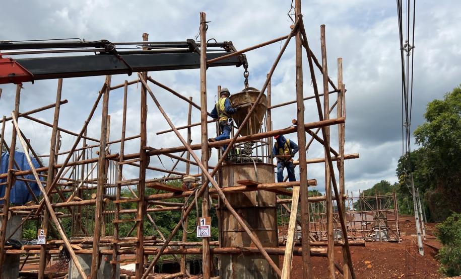 Com obras em viaduto e terraplanagem, duplicação da Rodovia das Cataratas avança