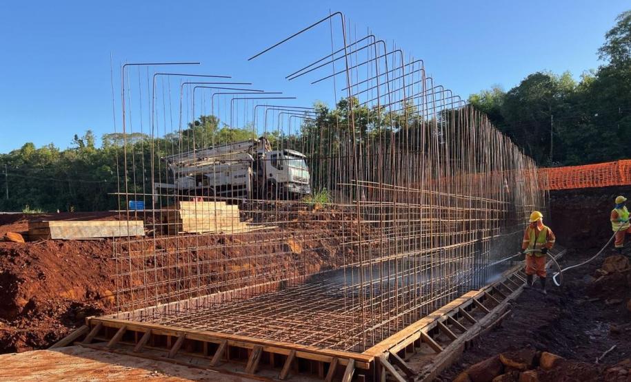 Com obras em viaduto e terraplanagem, duplicação da Rodovia das Cataratas avança