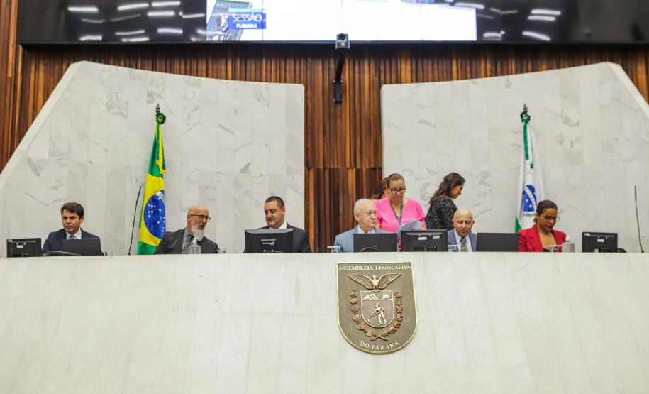 Na abertura dos trabalhos, governador entrega balanço de 2022 à Assembleia