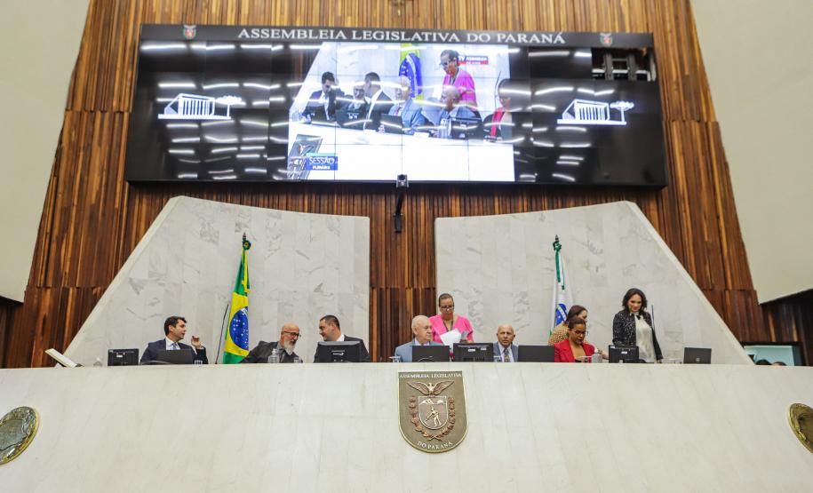 Na abertura dos trabalhos, governador entrega balanço de 2022 à Assembleia