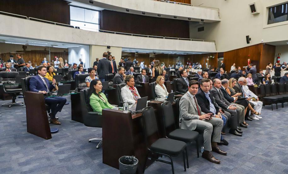 Na abertura dos trabalhos, governador entrega balanço de 2022 à Assembleia