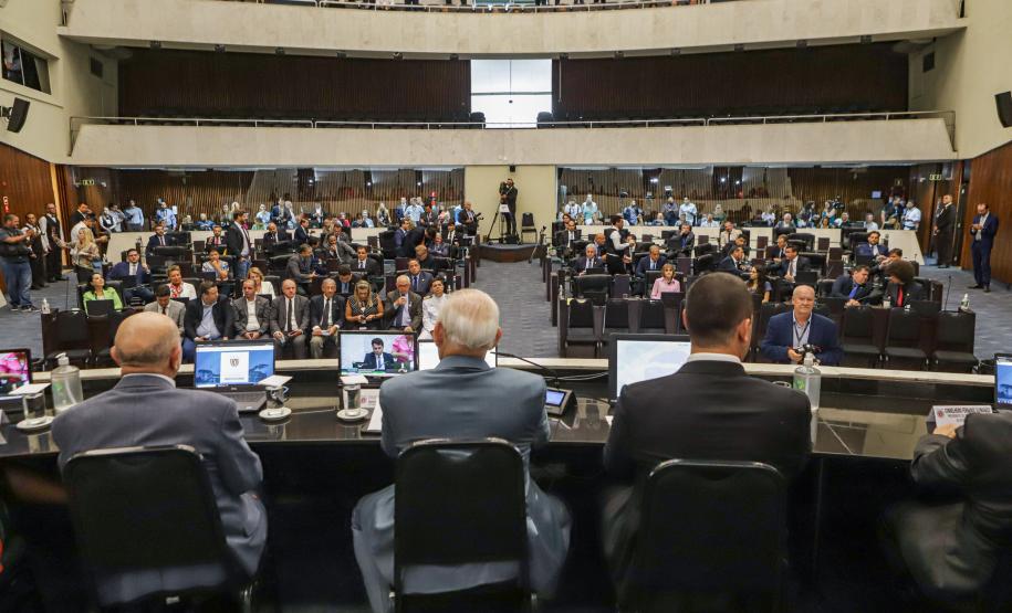 Na abertura dos trabalhos, governador entrega balanço de 2022 à Assembleia