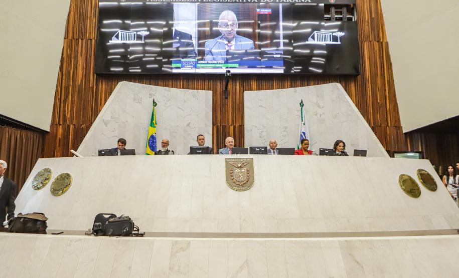 Na abertura dos trabalhos, governador entrega balanço de 2022 à Assembleia
