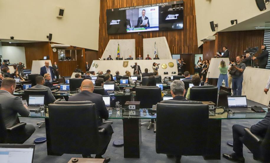 Na abertura dos trabalhos, governador entrega balanço de 2022 à Assembleia