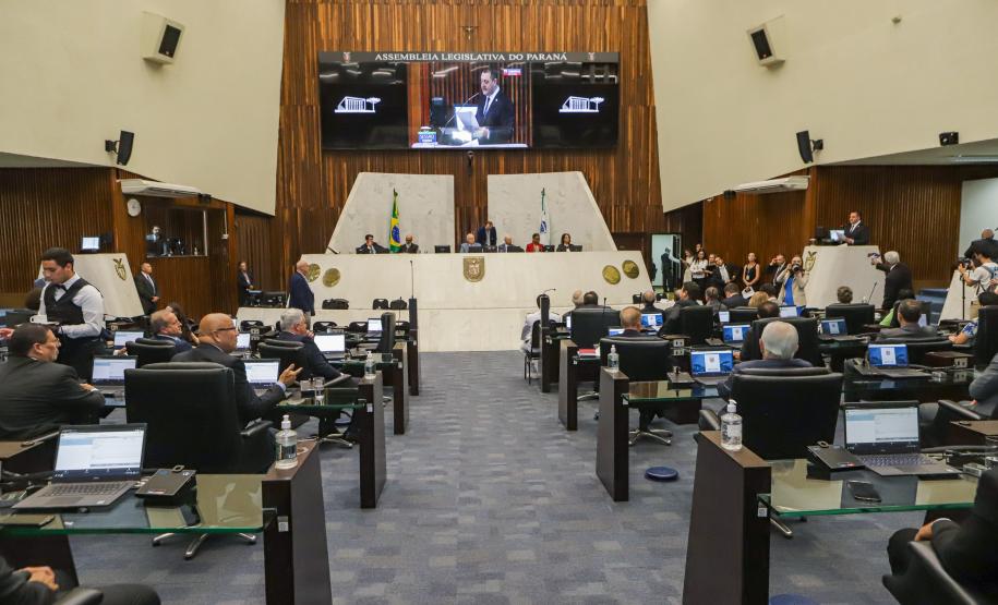 Na abertura dos trabalhos, governador entrega balanço de 2022 à Assembleia