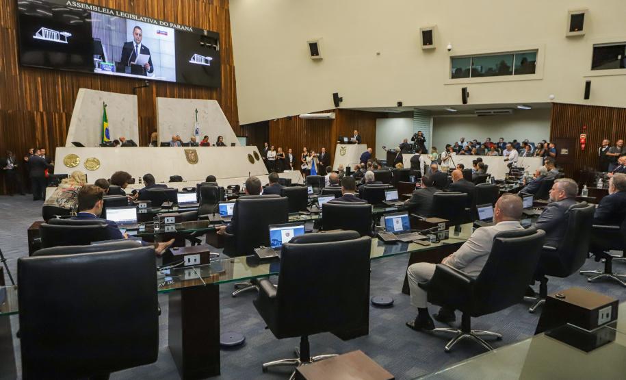 Na abertura dos trabalhos, governador entrega balanço de 2022 à Assembleia