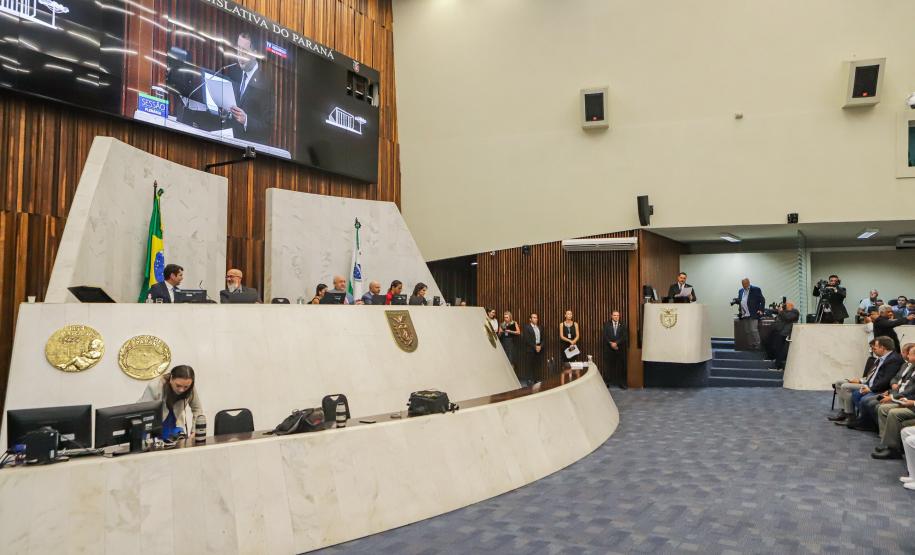 Na abertura dos trabalhos, governador entrega balanço de 2022 à Assembleia