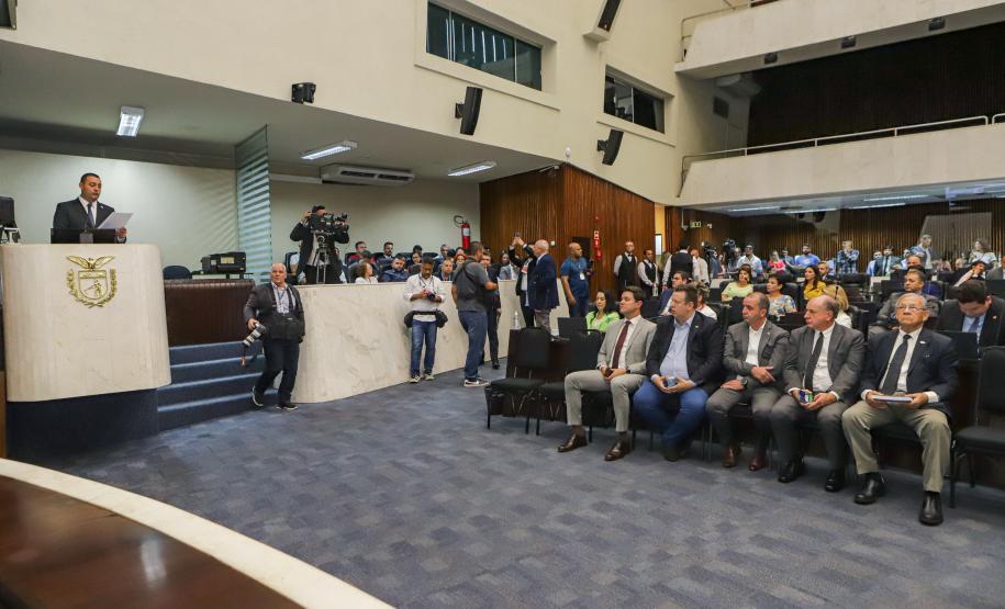 Na abertura dos trabalhos, governador entrega balanço de 2022 à Assembleia