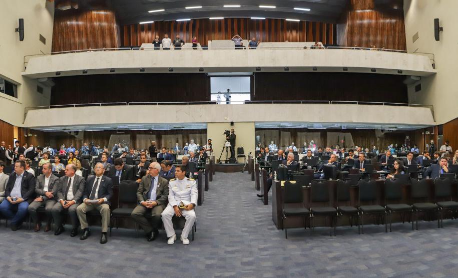 Na abertura dos trabalhos, governador entrega balanço de 2022 à Assembleia