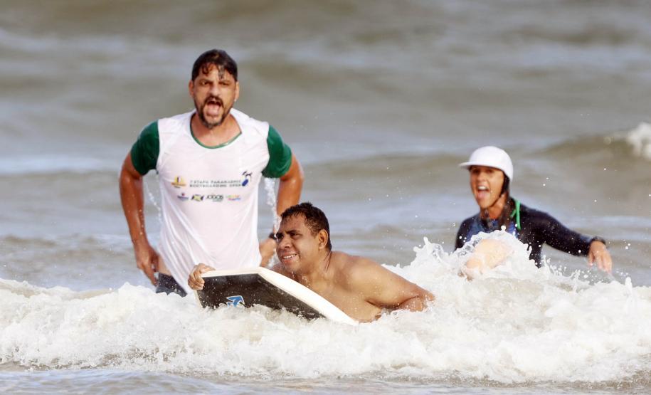 Verão Maior Paraná - Praia Brava de Guaratuba Federação Paranaense de Bodyboarding, do Instituto Guaramar e da prefeitura de Guaratuba, promoveram um evento com PCD - pessoas com deficiência, de pratica do esporte Bodyboarding.