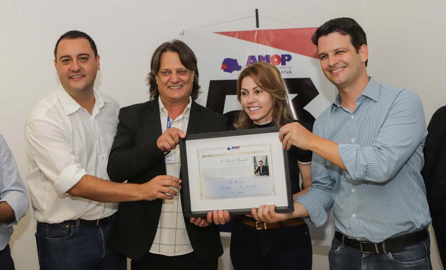 Governador entrega 200 moradias e títulos de propriedade a famílias de Cascavel