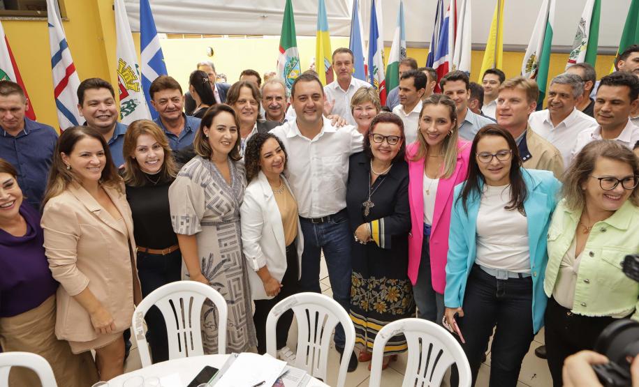 Governador entrega 200 moradias e títulos de propriedade a famílias de Cascavel