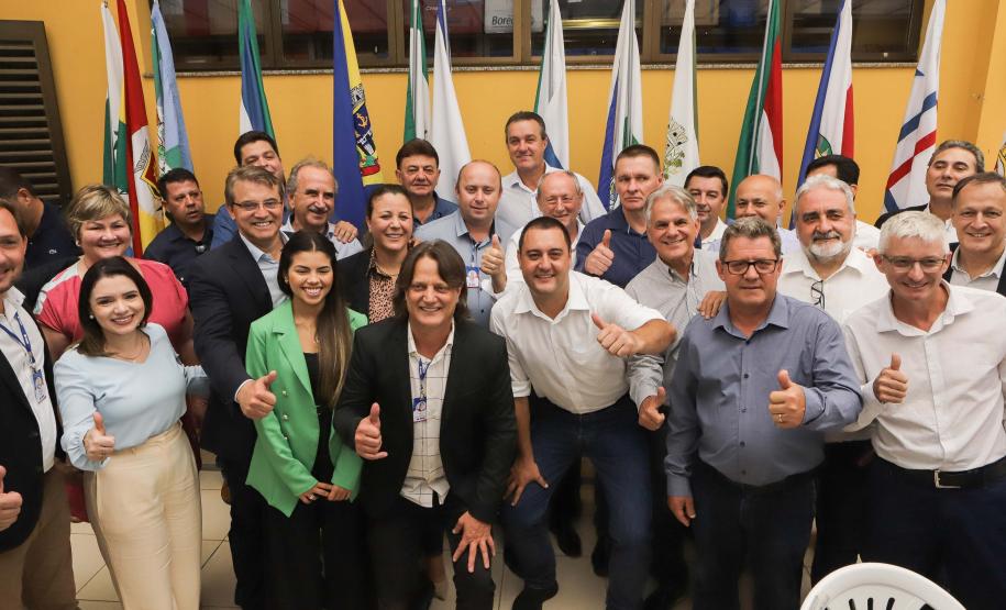 Governador entrega 200 moradias e títulos de propriedade a famílias de Cascavel